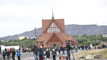 KIRUNA, SVERIGE 20250820
Dag två då en specialkonstruerad vagn med 224 hjul flyttas Kiruna kyrka med en hastighet av en halv kilometer i timmen. Kyrkans nya position blir vid nya Kiruna centrum.
Foto: Fredrik Sandberg / TT / Kod 10080