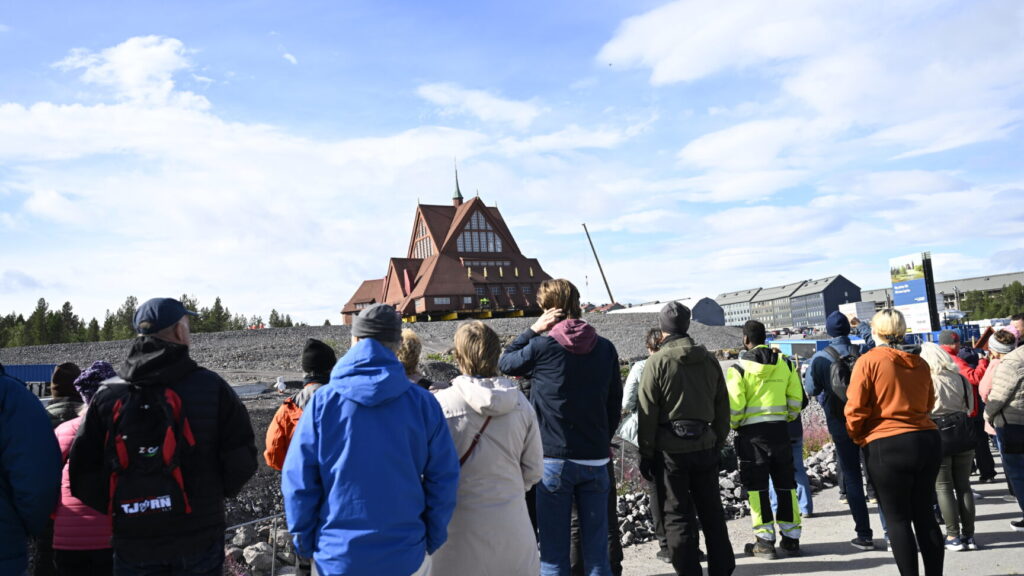 KIRUNA, SVERIGE 20250820
Kiruna kyrka närmar sig plattformen där den skall placeras, efter att ha flyttats fem kilometer från sin gamla plats till nya Kiruna centrum.
Dag två då en specialkonstruerad vagn med 224 hjul flyttas Kiruna kyrka med en hastighet av en halv kilometer i timmen.
Foto: Fredrik Sandberg / TT / Kod 10080