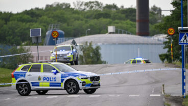UPPLANDS VÄSBY, SVERIGE 20250807
Polis på plats i Upplands Väsby norr om Stockholm efter att en man påträffats skjuten utomhus på torsdagen. Mannen har förts till sjukhus i ambulans och en stor polisinsats pågår i jakten efter gärningsmän. 
Foto: Fredrik Sandberg / TT / Kod 10080