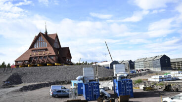 KIRUNA, SVERIGE 20250820
Kiruna kyrka närmar sig plattformen där den skall placeras, efter att ha flyttats fem kilometer från sin gamla plats till nya Kiruna centrum.
Dag två då en specialkonstruerad vagn med 224 hjul flyttas Kiruna kyrka med en hastighet av en halv kilometer i timmen. 
Foto: Fredrik Sandberg / TT / Kod 10080