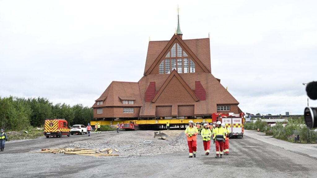 KIRUNA, SVERIGE 20250820
Dag två då en specialkonstruerad vagn med 224 hjul flyttas Kiruna kyrka med en hastighet av en halv kilometer i timmen. Kyrkans nya position blir vid nya Kiruna centrum.
Foto: Fredrik Sandberg / TT / Kod 10080