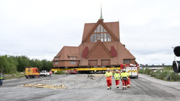 KIRUNA, SVERIGE 20250820
Dag två då en specialkonstruerad vagn med 224 hjul flyttas Kiruna kyrka med en hastighet av en halv kilometer i timmen. Kyrkans nya position blir vid nya Kiruna centrum.
Foto: Fredrik Sandberg / TT / Kod 10080