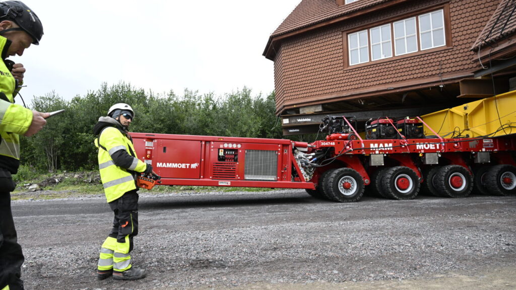 KIRUNA, SVERIGE 20250820
Sebasian Druker som styr ekipaget då en specialkonstruerad vagn med 224 hjul flyttas Kiruna kyrka med en hastighet av en halv kilometer i timmen. Kyrkans nya position blir vid nya Kiruna centrum.
Foto: Fredrik Sandberg / TT / Kod 10080