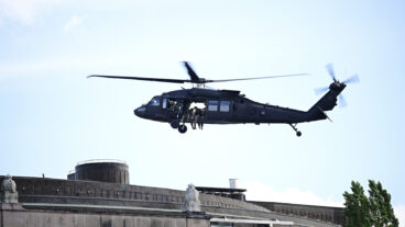 STOCKHOLM, SVERIGE 20250806
Försvarsmakten och polisen under en gemensam övning med helikopter i Stockholm under onsdagen. På bilden syns Helikopter 16 (Blackhawk UH-60M).
Foto: Magnus Lejhall / TT / Kod 10658
