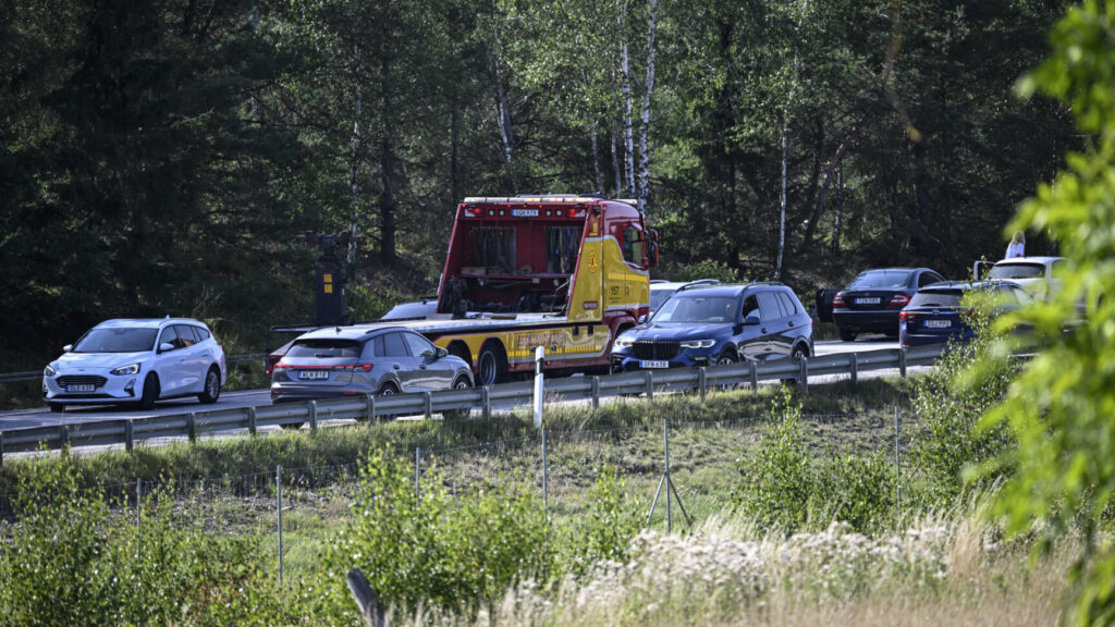 STOCKHOLM, SVERIGE 20250814
En tungbärgare på väg till en olycksplats efter att två lastbilar krockat. Trafiken är avstängd på E18 norrgående i höjd med Bro efter olyckan. De båda förarna är allvarligt skadade, uppger P4 Stockholm.
Foto: Fredrik Sandberg / TT / Kod 10080