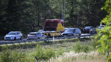 STOCKHOLM, SVERIGE 20250814
En tungbärgare på väg till en olycksplats efter att två lastbilar krockat. Trafiken är avstängd på E18 norrgående i höjd med Bro efter olyckan. De båda förarna är allvarligt skadade, uppger P4 Stockholm.
Foto: Fredrik Sandberg / TT / Kod 10080