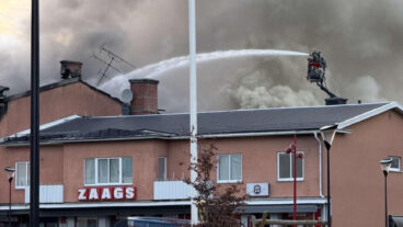 HULTSFRED 20250804
En kvinna i 40-årsåldern omkom i en kraftig brand i Hultsfred på måndagen. Branden i flerfamiljshuset bröt ut vid 13-tiden och VMA – viktigt meddelande till allmänheten – utfärdades i omgångar.
Foto: Rasmus Blåljusfoto / TT / kod 200