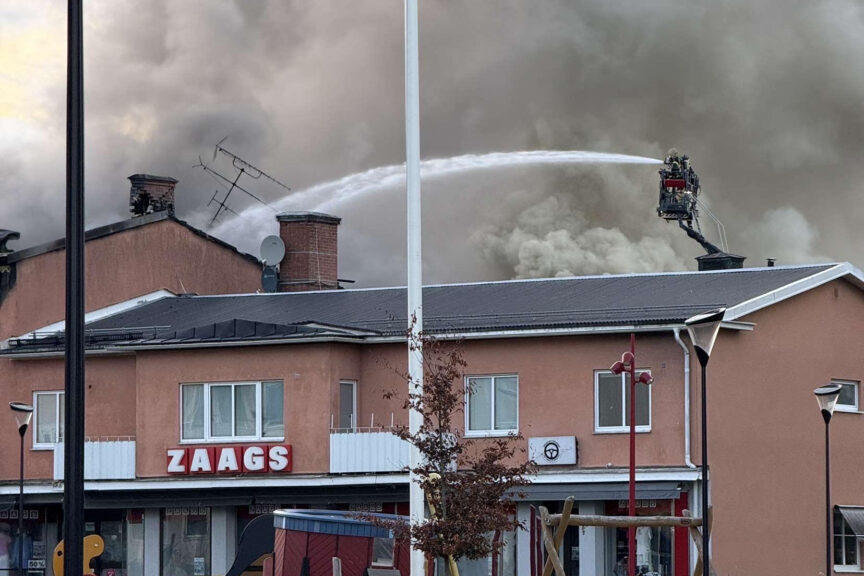 HULTSFRED 20250804
En kvinna i 40-årsåldern omkom i en kraftig brand i Hultsfred på måndagen. Branden i flerfamiljshuset bröt ut vid 13-tiden och VMA – viktigt meddelande till allmänheten – utfärdades i omgångar.
Foto: Rasmus Blåljusfoto / TT / kod 200