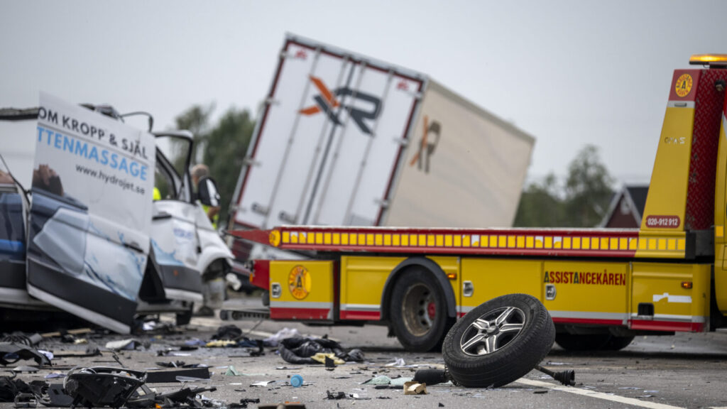 TECKOMATORP 2025-08-12
Bärgare på plats efter en kollision mellan en lastbil och en skåpbil på riksväg 17 i höjd med Teckomatorp på tisdagen.
Foto: Johan Nilsson / TT / Kod 50090