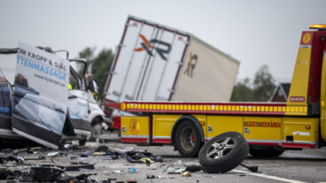 TECKOMATORP 2025-08-12
Bärgare på plats efter en kollision mellan en lastbil och en skåpbil på riksväg 17 i höjd med Teckomatorp på tisdagen.
Foto: Johan Nilsson / TT / Kod 50090