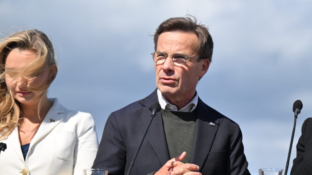 VARBERG, SVERIGE 20250821
Statsminister Ulf Kristersson (M), energi- och näringsminister Ebba Busch (KD), utbildnings- och integrationsminister Simona Mohamsson (L), finansminister Elisabeth Svantesson (SD) och Jimmie Åkesson (SD) under en pressträff med anledning av Vattenfalls besked. Medverkar gör även Vattenfalls vd och koncernchef Anna Borg. Pressträffen sker i Bua hamn med Ringhals kärnkraftverk i bakgrunden.
Foto: Hanna Brunlöf / TT / Kod 9200