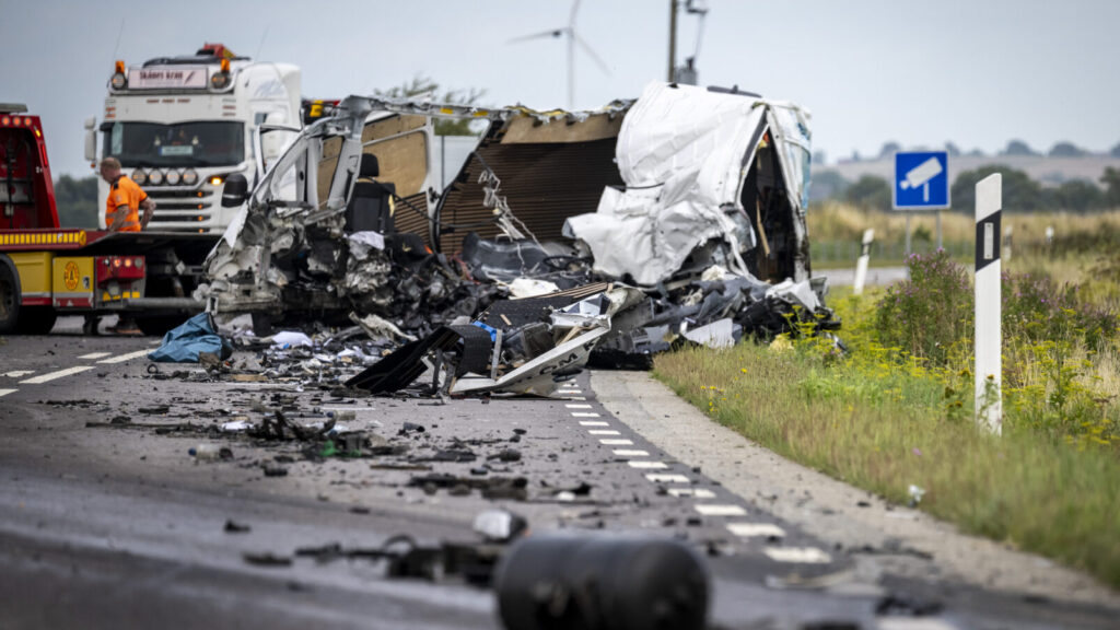 TECKOMATORP 2025-08-12
Bärgare på plats efter en kollision mellan en lastbil och en skåpbil på riksväg 17 i höjd med Teckomatorp på tisdagen.
Foto: Johan Nilsson / TT / Kod 50090