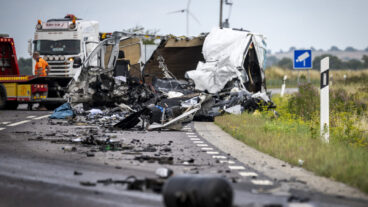TECKOMATORP 2025-08-12
Bärgare på plats efter en kollision mellan en lastbil och en skåpbil på riksväg 17 i höjd med Teckomatorp på tisdagen.
Foto: Johan Nilsson / TT / Kod 50090