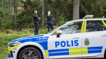 UPPLANDS VÄSBY, SVERIGE 20250807
Polis i skogsområdet Smedby i Upplands Väsby efter att en man påträffats skjuten utomhus. Mannen har förts till sjukhus i ambulans och en stor polisinsats pågår i jakten efter gärningsmän. 
Foto: Fredrik Sandberg / TT / Kod 10080