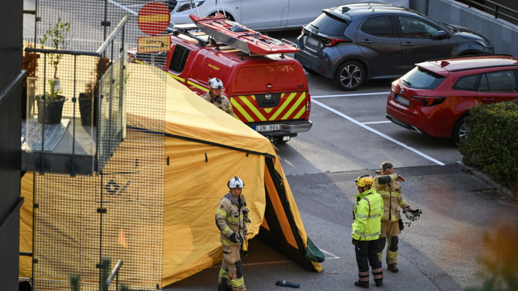 GÖTEBORG, SVERIGE 20250902
Räddningstjänsten vid ett parkeringshus under tisdagskvällen i Lunden i Göteborg. Polisen misstänker att ett grovt brott kan ha utförts. *** Registreringsskyltar blurrade ***
Foto: Björn Larsson Rosvall / TT / Kod 9200