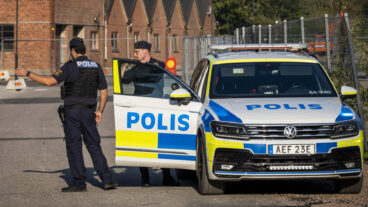 STAFFANSTORP 2025-09-09
Polis på plats vid ett flerfamiljshus i centrala Staffanstorp på tisdagen och utreder ett misstänkt mord.
Foto: Johan Nilsson / TT / Kod 50090