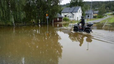 KRAMFORS 20250907
Översvämningar på väg 90 mellan Kramfors och Bollstabruk på söndagen.
Räddningstjänsten Mittnorrland uppmanar boende i Kramfors, Sollefteå, Örnsköldsviks och Härnösands kommun att ”undvika att bege er ut på vägnätet på grund av många underminerade vägar”.
Foto: Mats Andersson / TT / kod 14315