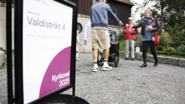 STOCKHOLM, SVERIGE 20250921
Valarbetare delar ut valsedlar utanför vallokalen i Allhelgonakyrkan på Södermalm i Stockholm när vallokalerna för kyrkovalet 2025 öppnade på söndag förmiddag.
Foto: Nicklas Thegerström / TT / Kod 12038