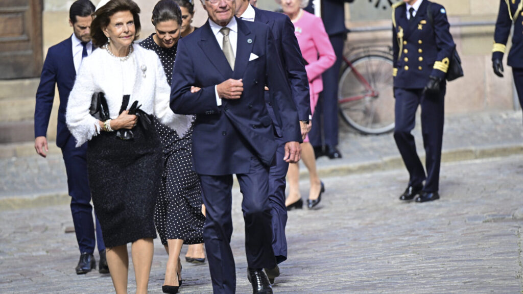 STOCKHOLM, SVERIGE 20250909
Kung Carl Gustaf och drottning Silvia, kronprinsessan Victoria och prins Daniel, prins Carl Philip och prinsessan Madeleine anländer till gudstjänsten i Storkyrkan som hålls med anledning av riksmötets öppnande.
Foto: Magnus Lejhall / TT / Kod 10658