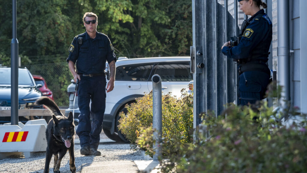 STAFFANSTORP 2025-09-09
Polis på plats vid ett flerfamiljshus i centrala Staffanstorp på tisdagen och utreder ett misstänkt mord.
Foto: Johan Nilsson / TT / Kod 50090