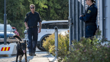 STAFFANSTORP 2025-09-09
Polis på plats vid ett flerfamiljshus i centrala Staffanstorp på tisdagen och utreder ett misstänkt mord.
Foto: Johan Nilsson / TT / Kod 50090