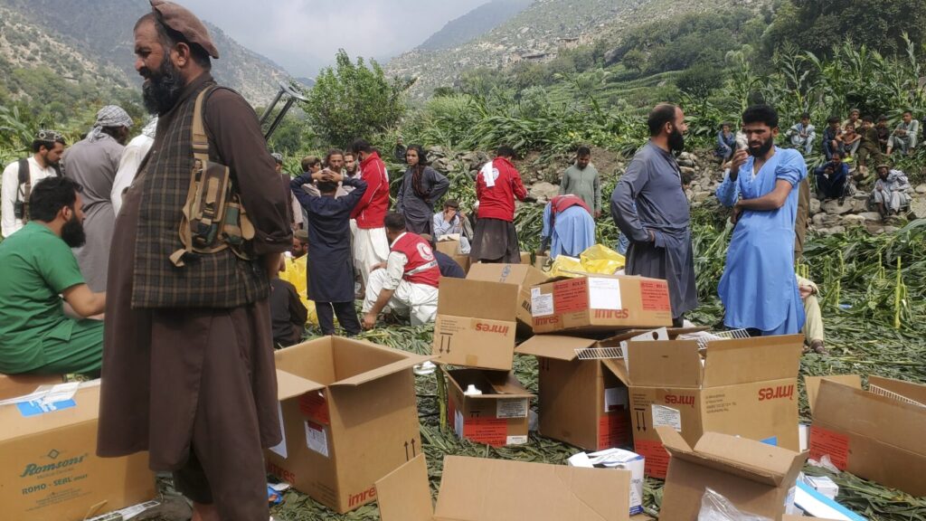 Civil defense workers, locals, and army soldiers prepare to evacuate injured victims of an earthquake that killed hundreds and destroyed numerous villages in eastern Afghanistan, in Mazar Dara, Kunar province, Monday, Sept. 1, 2025. (AP Photo/Hedayat Shah) XEM107