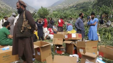 Civil defense workers, locals, and army soldiers prepare to evacuate injured victims of an earthquake that killed hundreds and destroyed numerous villages in eastern Afghanistan, in Mazar Dara, Kunar province, Monday, Sept. 1, 2025. (AP Photo/Hedayat Shah) XEM107