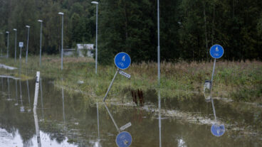 KRAMFORS 20250907
Översvämningar på väg 90 mellan Kramfors och Bollstabruk på söndagen.
Räddningstjänsten Mittnorrland uppmanar boende i Kramfors, Sollefteå, Örnsköldsviks och Härnösands kommun att ”undvika att bege er ut på vägnätet på grund av många underminerade vägar”.
Foto: Mats Andersson / TT / kod 14315