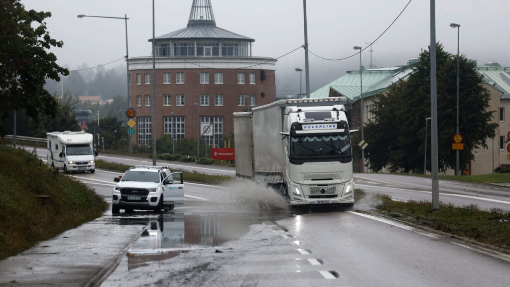 HÄRNÖSAND 20250907
Vattensamlingar på E4 i Härnösand på söndagen.
Räddningstjänsten Mittnorrland uppmanar boende i Kramfors, Sollefteå, Örnsköldsviks och Härnösands kommun att ”undvika att bege er ut på vägnätet på grund av många underminerade vägar”.
Foto: Mats Andersson / TT / kod 14315