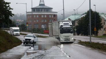 HÄRNÖSAND 20250907
Vattensamlingar på E4 i Härnösand på söndagen.
Räddningstjänsten Mittnorrland uppmanar boende i Kramfors, Sollefteå, Örnsköldsviks och Härnösands kommun att ”undvika att bege er ut på vägnätet på grund av många underminerade vägar”.
Foto: Mats Andersson / TT / kod 14315