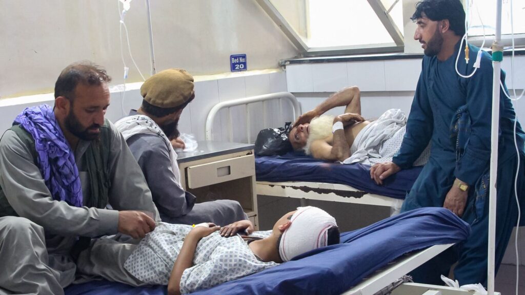 Injured Afghan people receive treatment at a hospital after an earthquake in Afghanistan's Jalalabad on September 1, 2025. Nine people died when a 6.0-magnitude earthquake and powerful aftershock rattled eastern Afghanistan, the provincial Nangarhar government said on September 1. (Photo by Aimal Zahir / AFP)