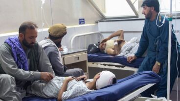 Injured Afghan people receive treatment at a hospital after an earthquake in Afghanistan's Jalalabad on September 1, 2025. Nine people died when a 6.0-magnitude earthquake and powerful aftershock rattled eastern Afghanistan, the provincial Nangarhar government said on September 1. (Photo by Aimal Zahir / AFP)