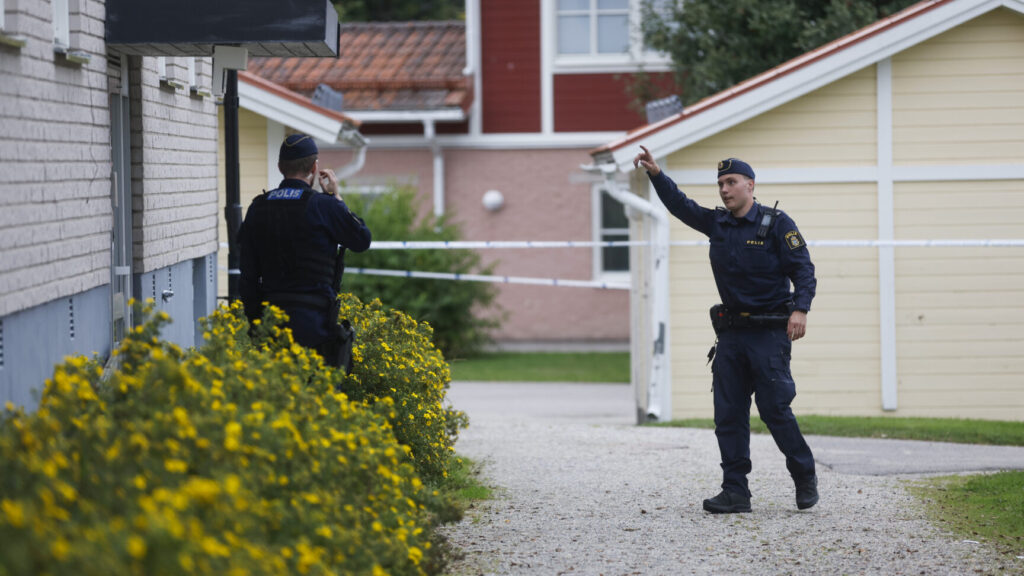 مقتل موظفة إسعاف والشرطة مكان الحادث
Foto: Mats Andersson / TT