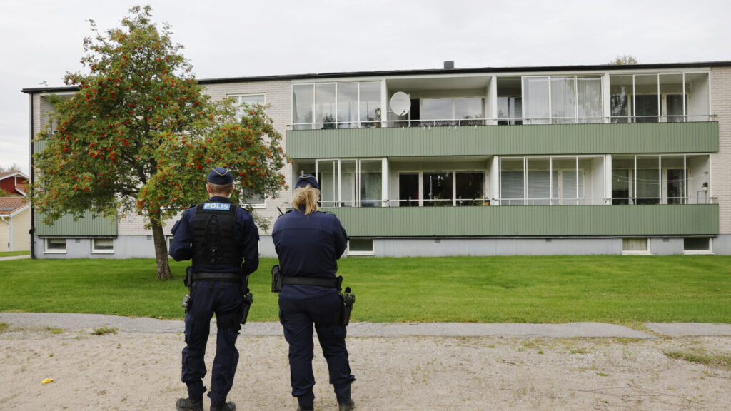 HARMÅNGER, SVERIGE 20250920
En personal i en ambulans har skadats i ett överfall i Harmånger i Nordanstig kommun, denne avled senare på sjukhus, uppger polisen. En man i 25-årsåldern har gripits misstänkt för mord. Han anträffades i en bostad på platsen. Enligt polisen användes ett vasst föremål i överfallet.
Foto: Mats Andersson / TT / kod 62210