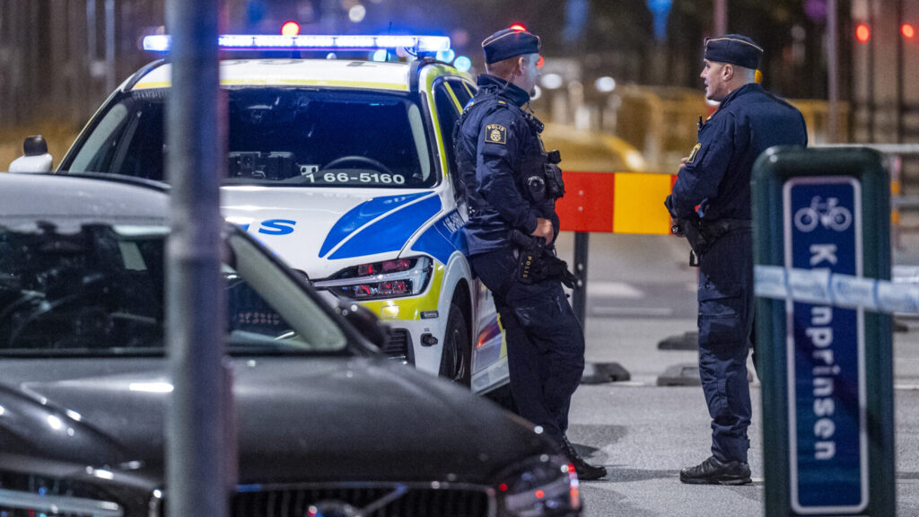 ARLÖV 2025-09-03
Splitterskador i en entré och polis på plats på Mariedalsvägen vid Kronprinsen i Malmö efter en detonation tidigt på onsdagsmorgonen.
Foto: Johan Nilsson / TT / Kod 50090