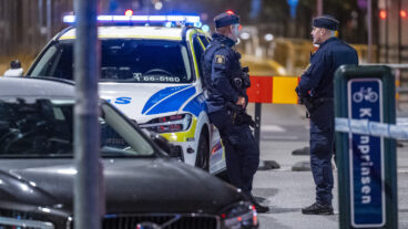 ARLÖV 2025-09-03
Splitterskador i en entré och polis på plats på Mariedalsvägen vid Kronprinsen i Malmö efter en detonation tidigt på onsdagsmorgonen.
Foto: Johan Nilsson / TT / Kod 50090