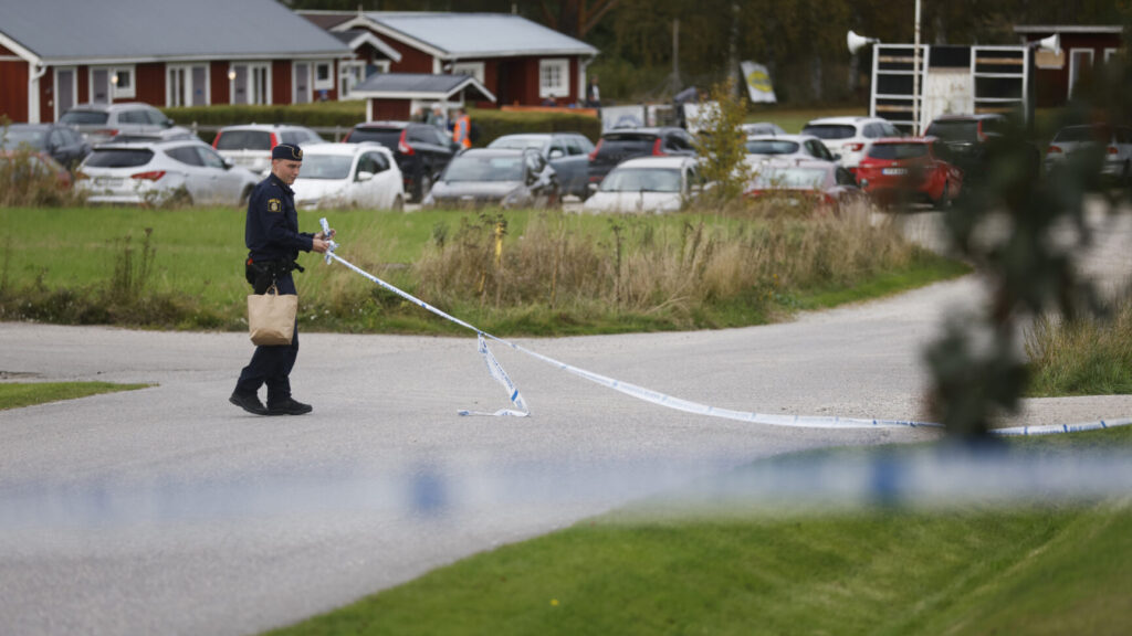 HARMÅNGER, SVERIGE 20250920
En personal i en ambulans har skadats i ett överfall i Harmånger i Nordanstig kommun, denne avled senare på sjukhus, uppger polisen. En man i 25-årsåldern har gripits misstänkt för mord. Han anträffades i en bostad på platsen. Enligt polisen användes ett vasst föremål i överfallet.
Foto: Mats Andersson / TT / kod 62210