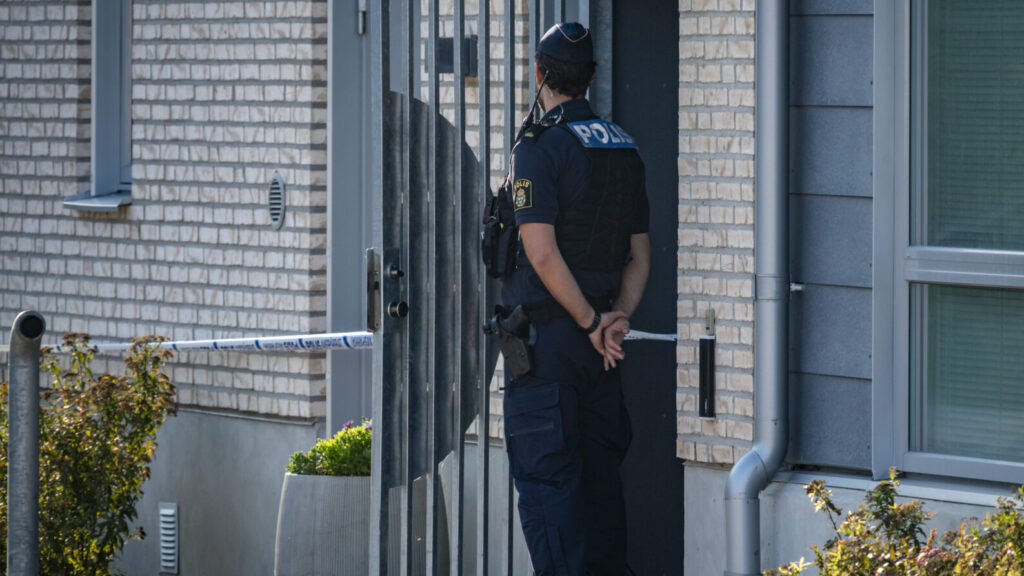 STAFFANSTORP 2025-09-09
Polis på plats vid ett flerfamiljshus i centrala Staffanstorp på tisdagen och utreder ett misstänkt mord.
Foto: Johan Nilsson / TT / Kod 50090
