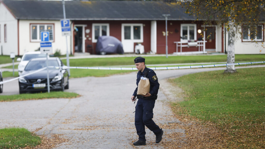 HARMÅNGER, SVERIGE 20250920
En personal i en ambulans har skadats i ett överfall i Harmånger i Nordanstig kommun, denne avled senare på sjukhus, uppger polisen. En man i 25-årsåldern har gripits misstänkt för mord. Han anträffades i en bostad på platsen. Enligt polisen användes ett vasst föremål i överfallet.
Foto: Mats Andersson / TT / kod 62210