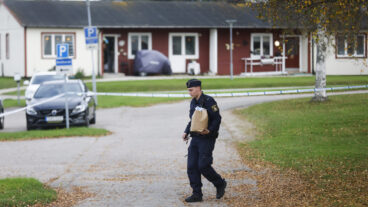 HARMÅNGER, SVERIGE 20250920
En personal i en ambulans har skadats i ett överfall i Harmånger i Nordanstig kommun, denne avled senare på sjukhus, uppger polisen. En man i 25-årsåldern har gripits misstänkt för mord. Han anträffades i en bostad på platsen. Enligt polisen användes ett vasst föremål i överfallet.
Foto: Mats Andersson / TT / kod 62210