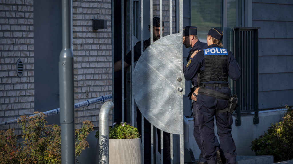 STAFFANSTORP 2025-09-09
Polis på plats vid ett flerfamiljshus i centrala Staffanstorp på tisdagen och utreder ett misstänkt mord.
Foto: Johan Nilsson / TT / Kod 50090