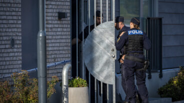 STAFFANSTORP 2025-09-09
Polis på plats vid ett flerfamiljshus i centrala Staffanstorp på tisdagen och utreder ett misstänkt mord.
Foto: Johan Nilsson / TT / Kod 50090