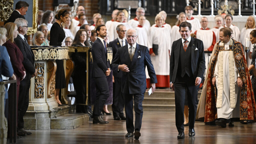 STOCKHOLM 20250909
Kung Carl Gustaf och talman Andreas Norlén vid gudstjänsten i Storkyrkan som hålls med anledning av riksmötets öppnande.
Foto: Jessica Gow / TT / Kod 10070