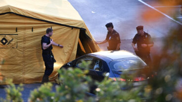 GÖTEBORG, SVERIGE 20250902
Polisen kör ut en bil från tältet. Stort polispådrag med kriminaltekniker på plats under tisdagskvällen i Lunden i Göteborg. Polisen misstänker att ett grovt brott kan ha utförts.
***Registreringsskylt blurrad***
Foto: Björn Larsson Rosvall / TT / Kod 9200