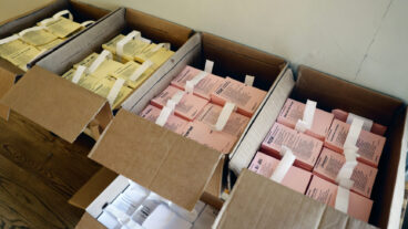 STOCKHOLM, SVERIGE 20250921
Valsedlar i vallokalen i Allhelgonakyrkan på Södermalm i Stockholm när vallokalerna för kyrkovalet 2025 öppnade på söndag förmiddag.
Foto: Nicklas Thegerström / TT / Kod 12038