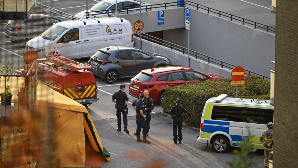 GÖTEBORG, SVERIGE 20250902
Räddningstjänsten vid ett parkeringshus under tisdagskvällen i Lunden i Göteborg. Polisen misstänker att ett grovt brott kan ha utförts. *** OBS: Synliga registreringsskyltar ***
Foto: Björn Larsson Rosvall / TT / Kod 9200