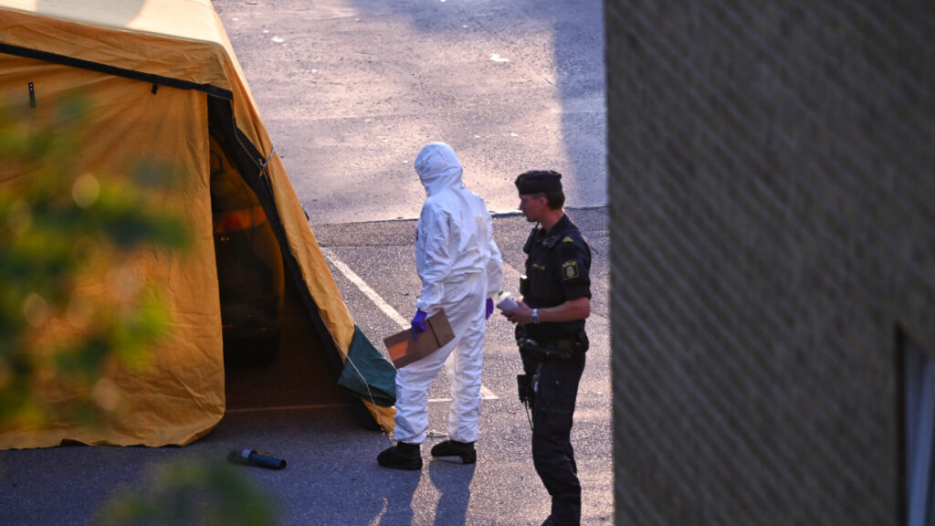 GÖTEBORG, SVERIGE 20250902
Kriminaltekniker på plats vid ett stort polispådrag under tisdagskvällen i Lunden i Göteborg. Polisen misstänker att ett grovt brott kan ha utförts.
Foto: Björn Larsson Rosvall / TT / Kod 9200