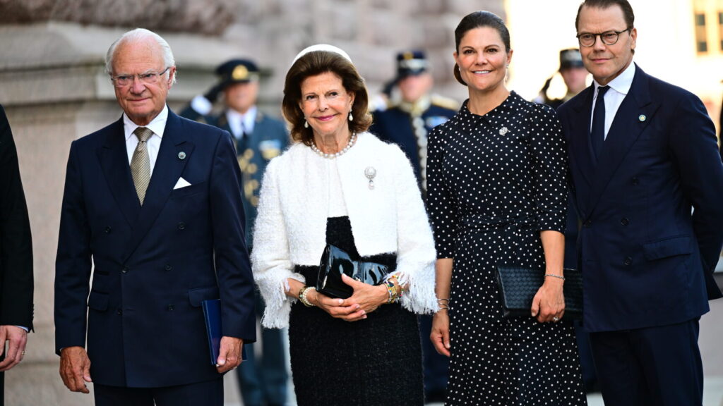 STOCKHOLM, SVERIGE 20250909
Kung Carl Gustaf, drottning Silvia, kronprinsessan Victoria och prins Daniel anländer till Riksplan och riksmötets öppnande.
Foto: Magnus Lejhall / TT / Kod 10658