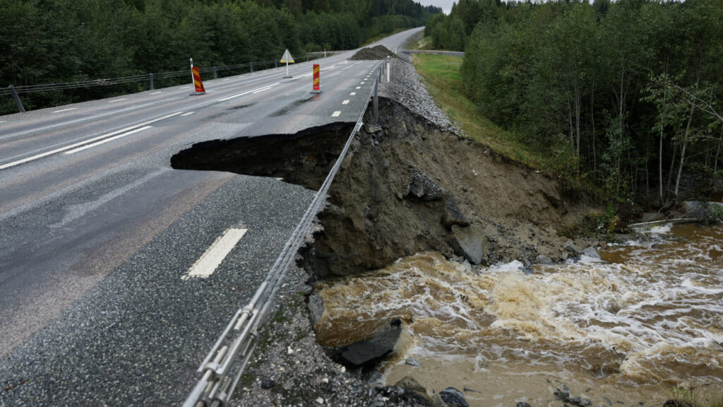 KRAMFORS 20250907
Väg 90 mellan Kramfors och Bollstabruk har rasat samman efter skyfall.
Räddningstjänsten Mittnorrland uppmanar boende i Kramfors, Sollefteå, Örnsköldsviks och Härnösands kommun att ”undvika att bege er ut på vägnätet på grund av många underminerade vägar”.
Foto: Mats Andersson / TT / kod 14315