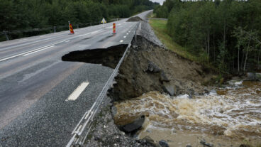 KRAMFORS 20250907
Väg 90 mellan Kramfors och Bollstabruk har rasat samman efter skyfall.
Räddningstjänsten Mittnorrland uppmanar boende i Kramfors, Sollefteå, Örnsköldsviks och Härnösands kommun att ”undvika att bege er ut på vägnätet på grund av många underminerade vägar”.
Foto: Mats Andersson / TT / kod 14315